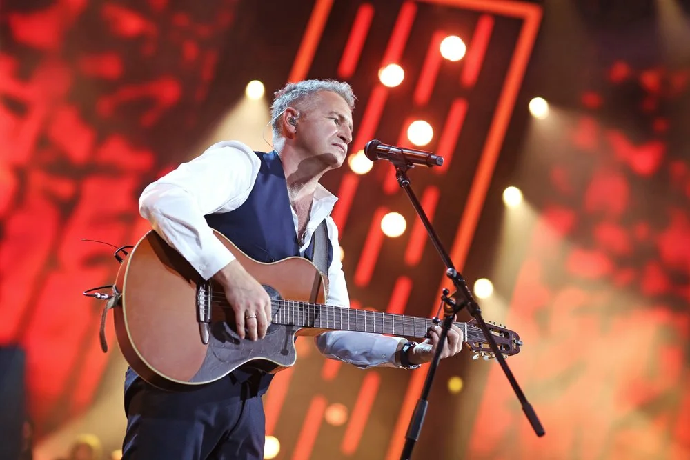 Агутин с гитарой. Агутин концерт юбилейный концерт 50. Агутин 1993. Агутин выступает. Леонид агутин фото.