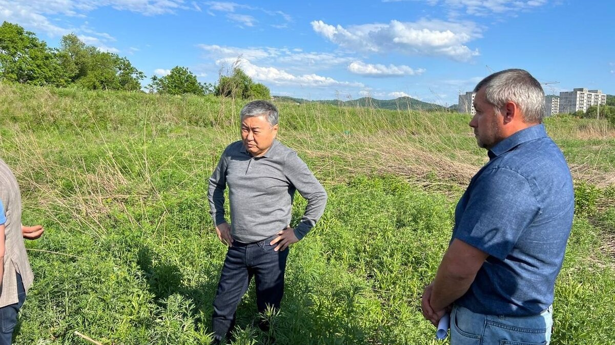     Глава Артёмовского городского округа Вячеслав Квон лично проверил, соответствуют ли действительно заявления горожан о сложной ситуации, создавшейся на кладбище в районе шахты «Амурская».