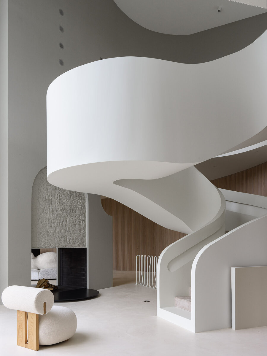 Балкон — главный технический вызов проекта. У камина стул Norr11.