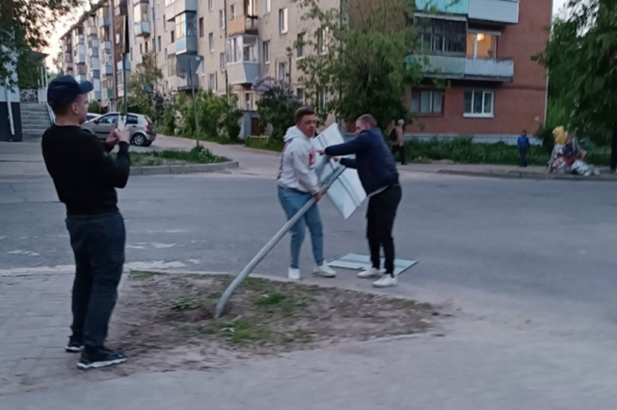    Во Владимире трех братьев арестовали на 10 суток за вырванный дорожный знак