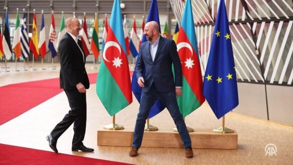 Артем Тоноян считает, что геополитическое значение и авторитет Азербайджана в регионе велики как в глазах Запада, так и в глазах России, и Ереван в этом отношении не может конкурировать с Баку