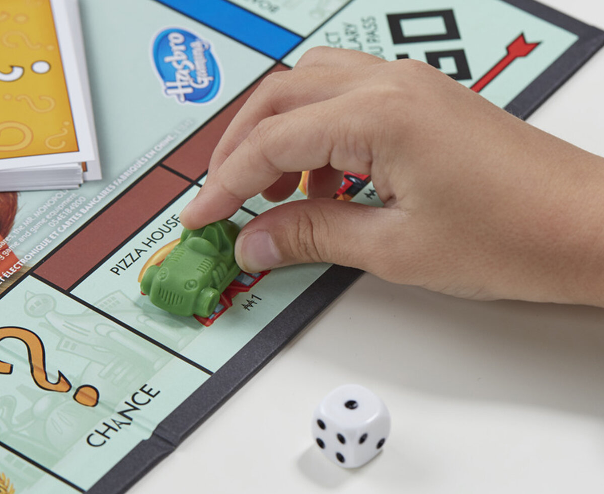 Ход игры с помощью игральных костей в Монополии