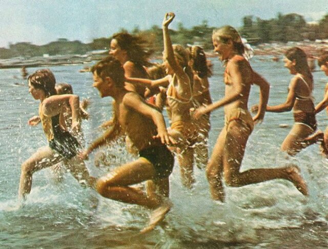  Ну разве у кого поднимется рука сокращать эти весёлые летние каникулы?