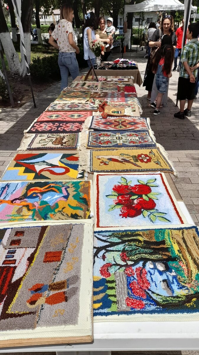 В День защиты детей в блокадном Степанакерте прошла выставка изделий и рисунков, сделанных руками карабахских детей. Фоторепортаж