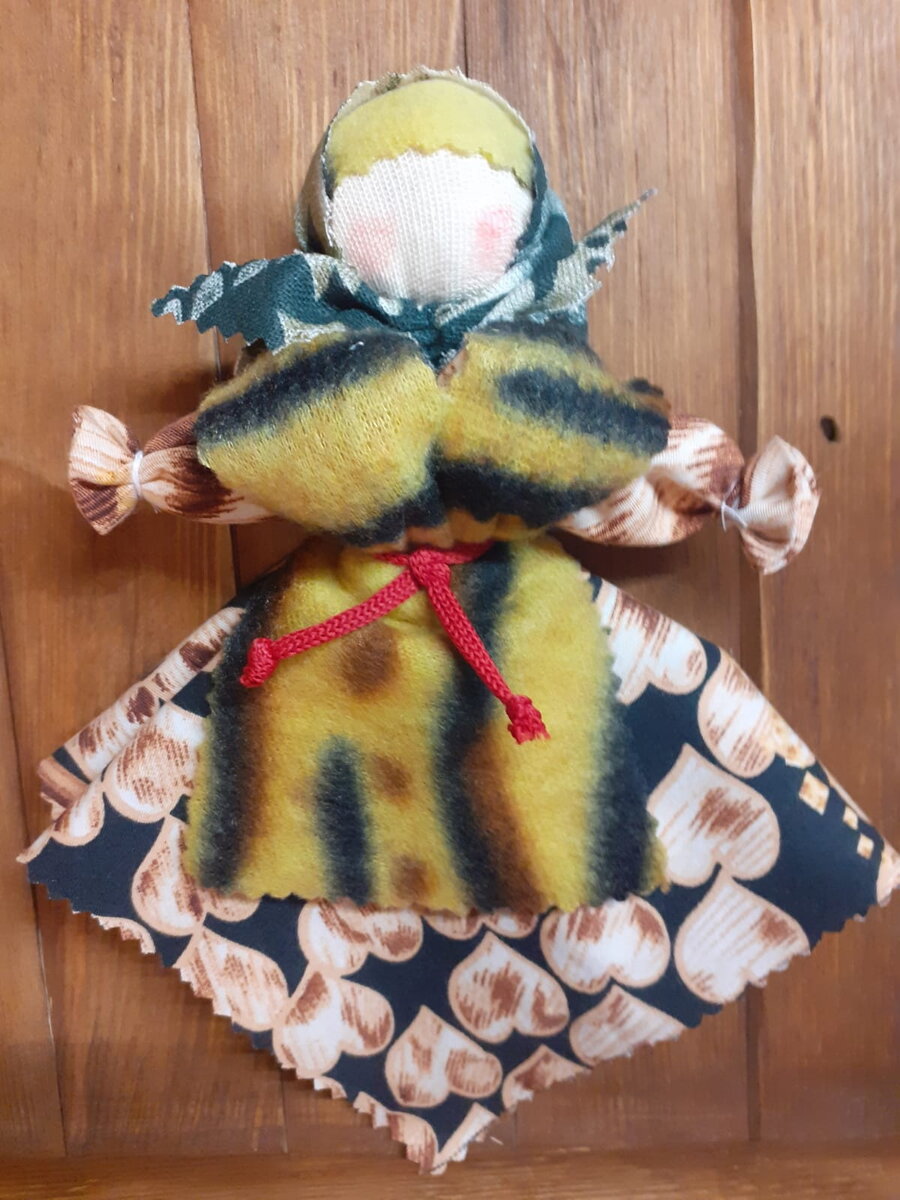 Кукла Кормилка. В этой модели руки куклы формируются не из основного лоскута ткани, а из отдельного. 