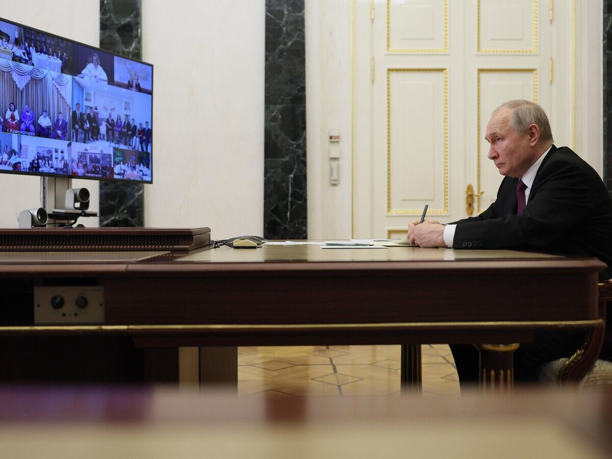   Президент РФ Владимир Путин проводит в режиме видеоконференции встречу с семьями, награжденными орденом "Родительская слава"© РИА Новости / Гавриил Григоров