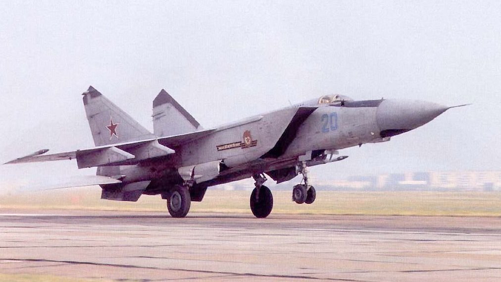 Взлёт истребителя-перехватчика МиГ-25П. Источник фото: airbase.ru
