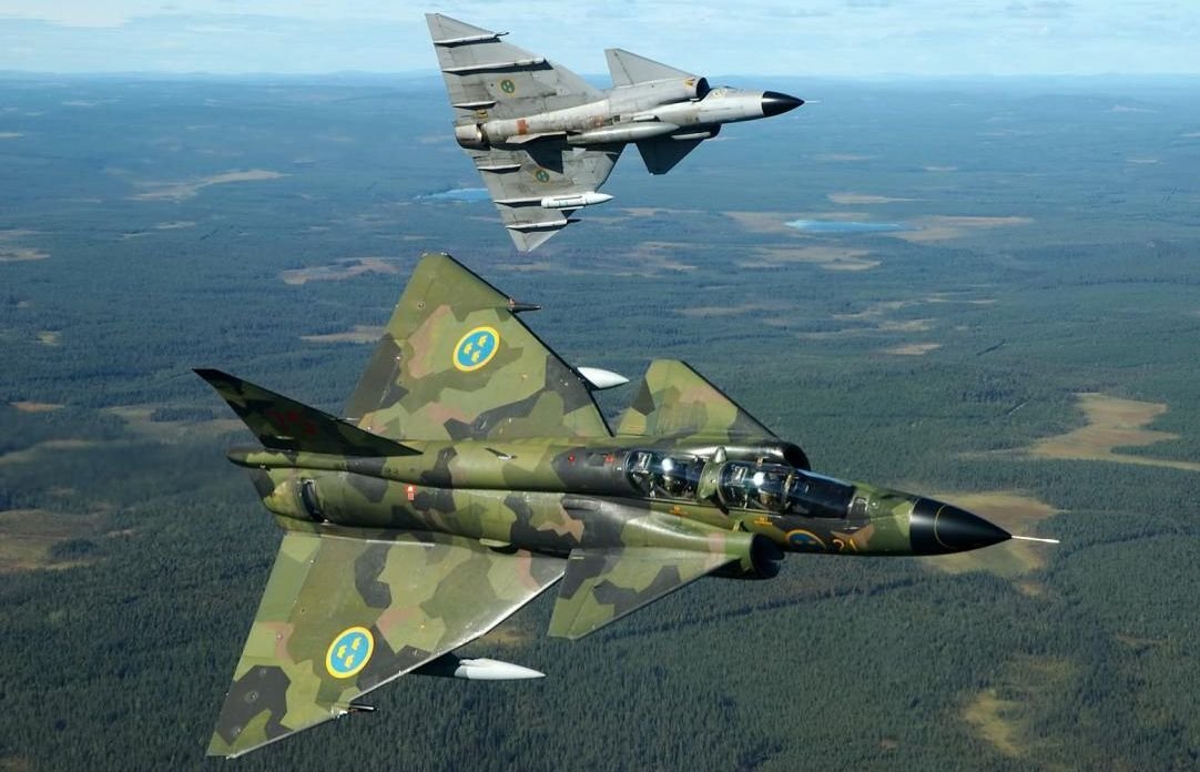 Пара шведских истребителей SAAB 37 Viggen в полёте. Фото из открытых источников