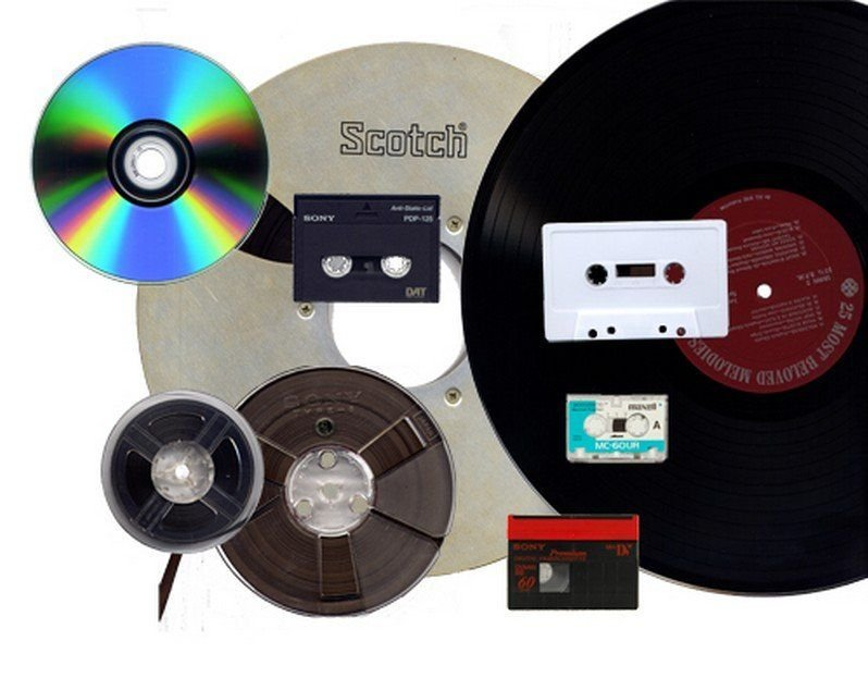 Cds service. Оцифровка видеокассет аудио пластинок. Пластинки кассеты диски. Винил CD кассеты. Пластинки кассетные.