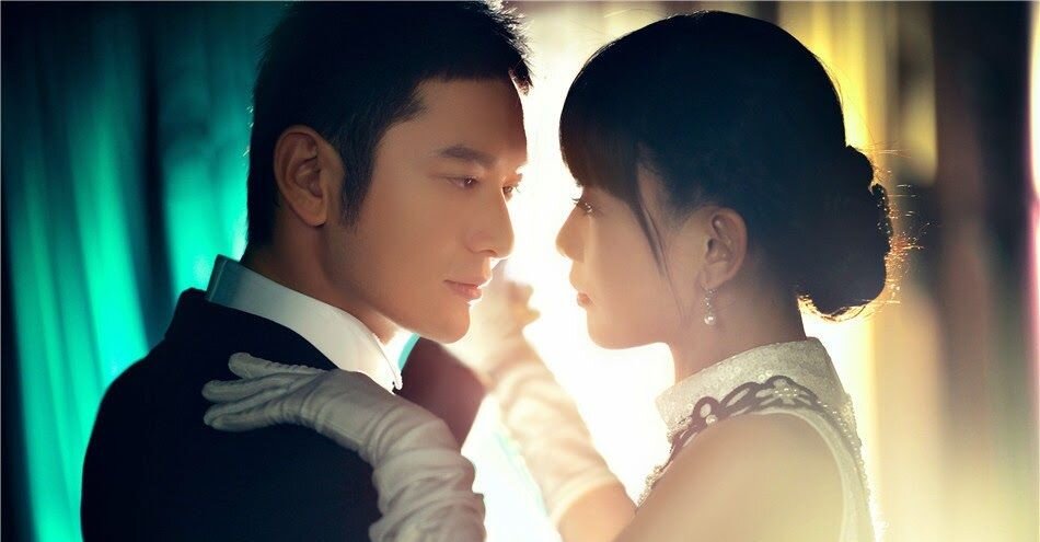 Какие все же стойкие в Китае девушки. Так смотрит, а она.... Листайте галерею.