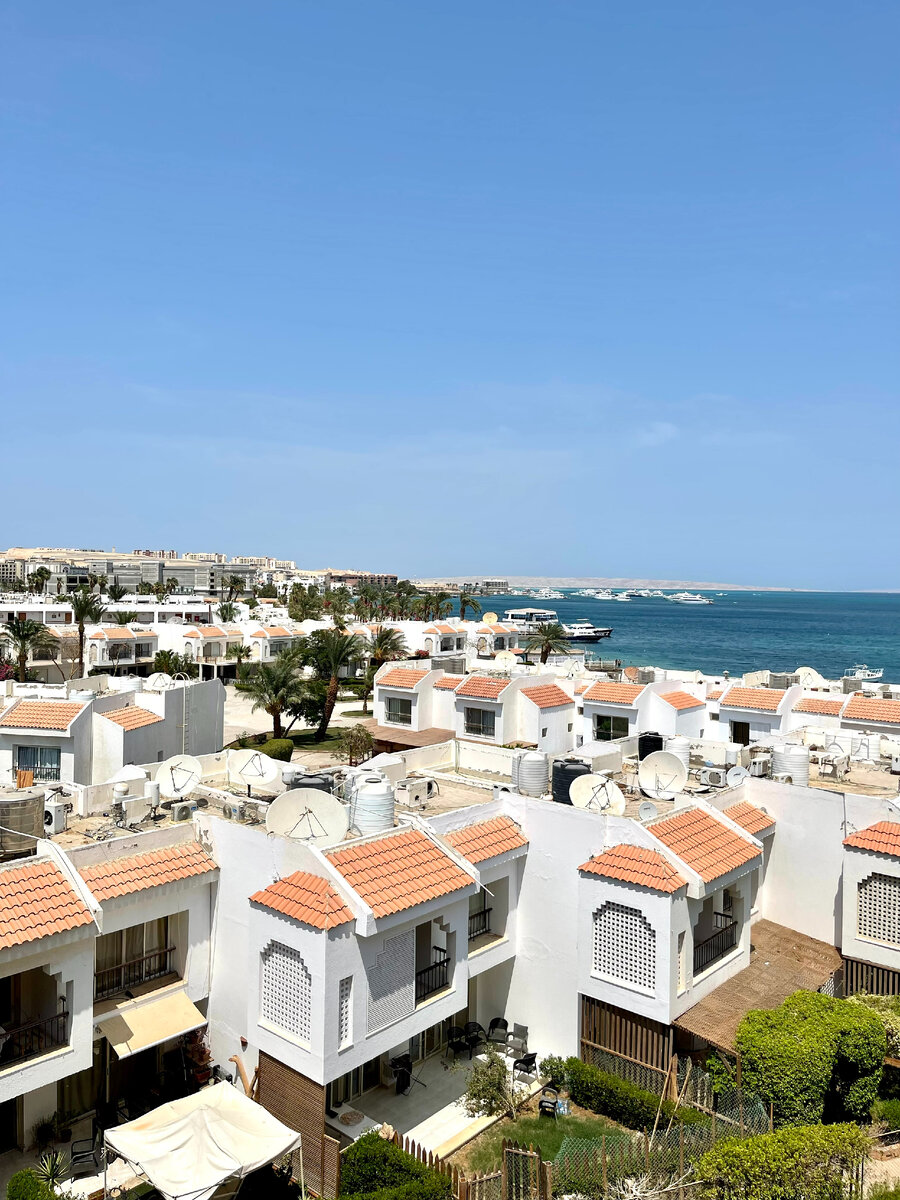 Белые домики компаунда Khalygeya