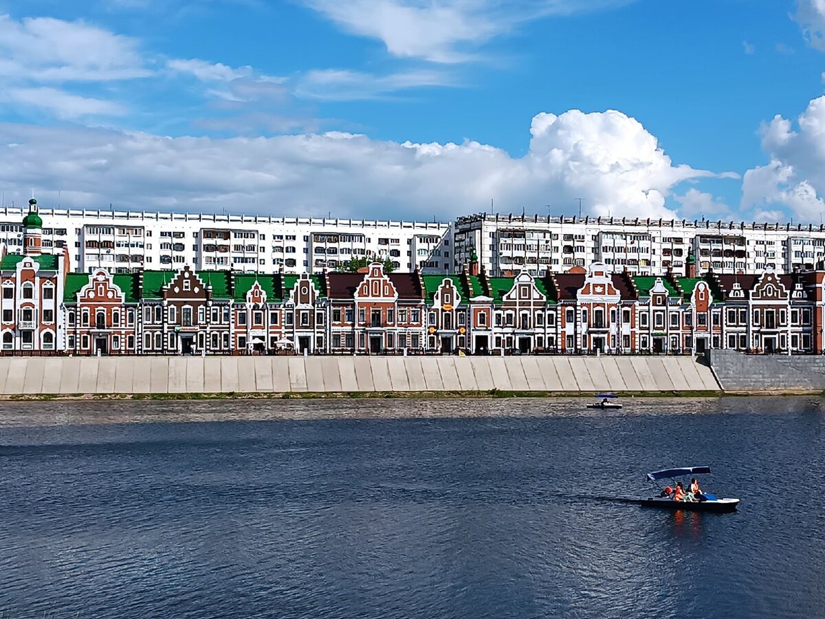 Если не обращать внимание на многоэтажки на заднем плане, то набережная в Йошкар-Оле действительно напоминает Европу.