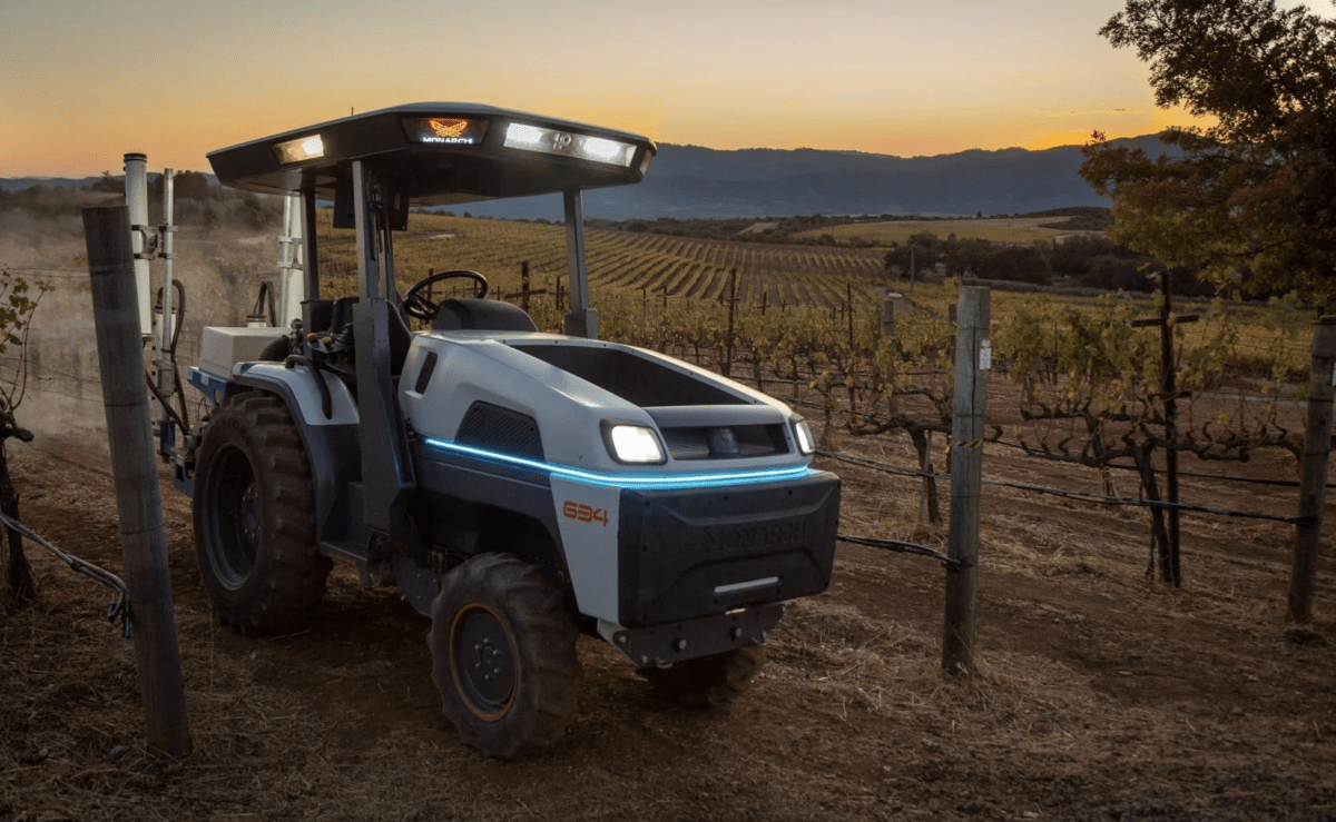 В электрическом тракторе Monarch водитель не является обязательным