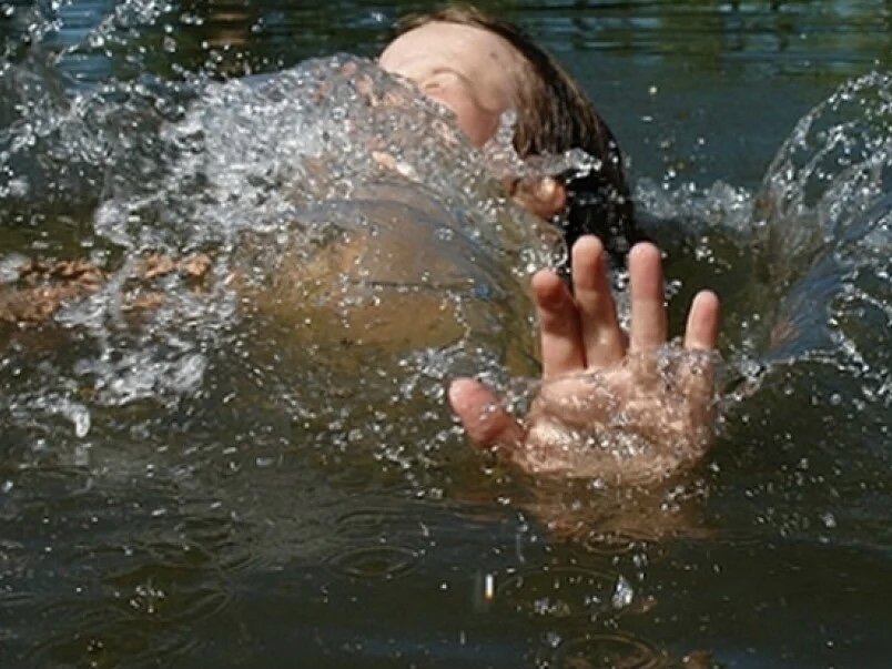 Она просила прощения у своего мертвого сына, за то, что не уберегла его. За то, что была с ним груба и неласкова. Иллюстрация поиск mail.ru