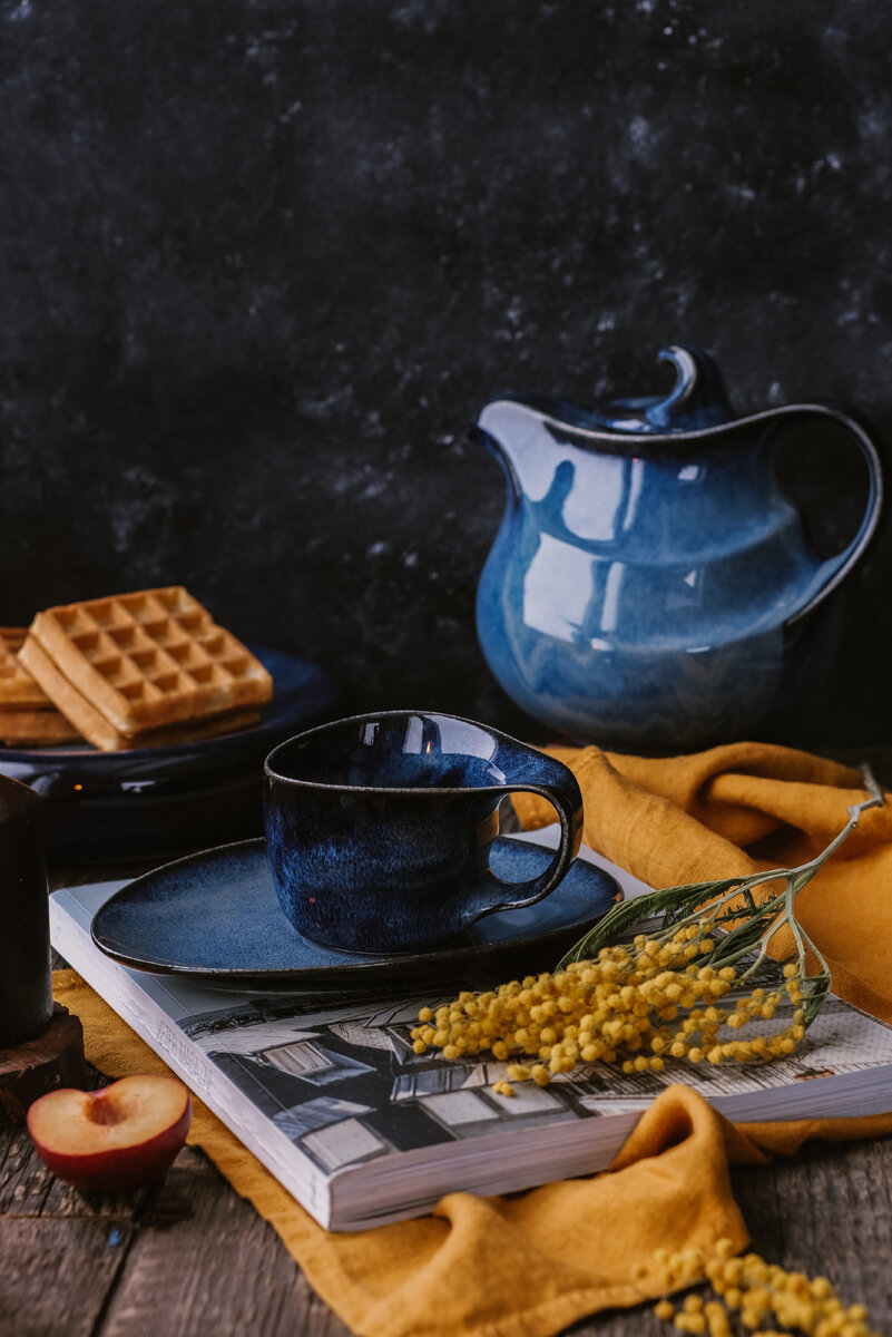 На фото серия "Небо Валинора" Мастерской дизайнерской посуды "VELES". Кружка цветок Фригг 300 мл и овальное блюдце. Чайник 1200 мл