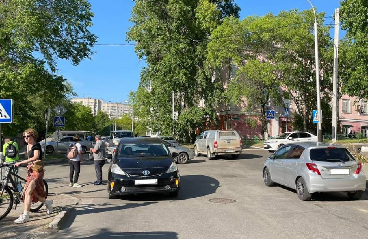   В Хабаровске 11-летняя девочка на электросамокате пострадала в ДТП с Toyota