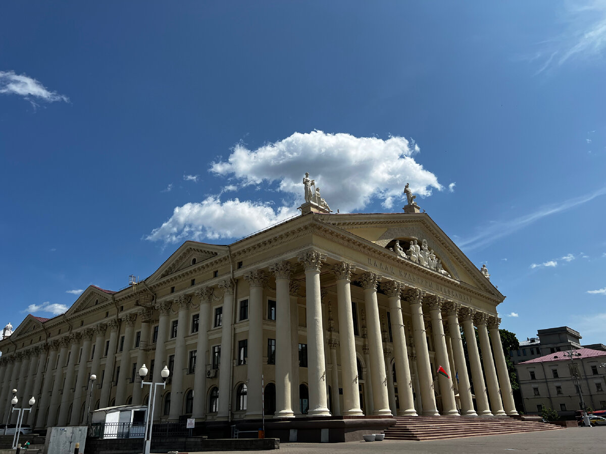 Дворцы культуры в Минске огромные, и площади вокруг них тоже огромные 