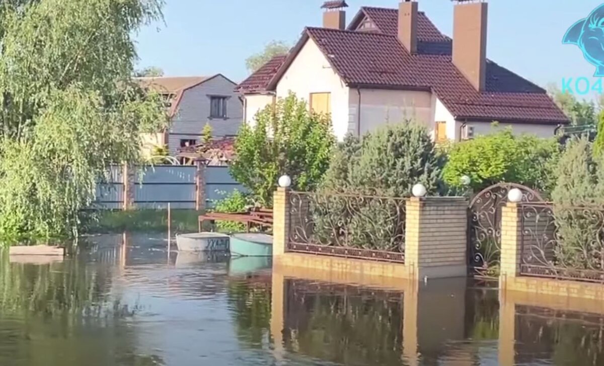    Затопленный частный сектор в Новой Каховке Кадр из видео с канала КО4A TV