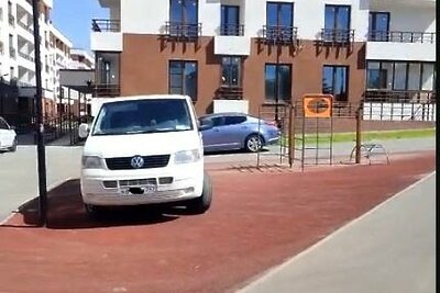    Парковка автомобиля на детской площадке © Пресс-служба Главного управления содержания территорий Московской области