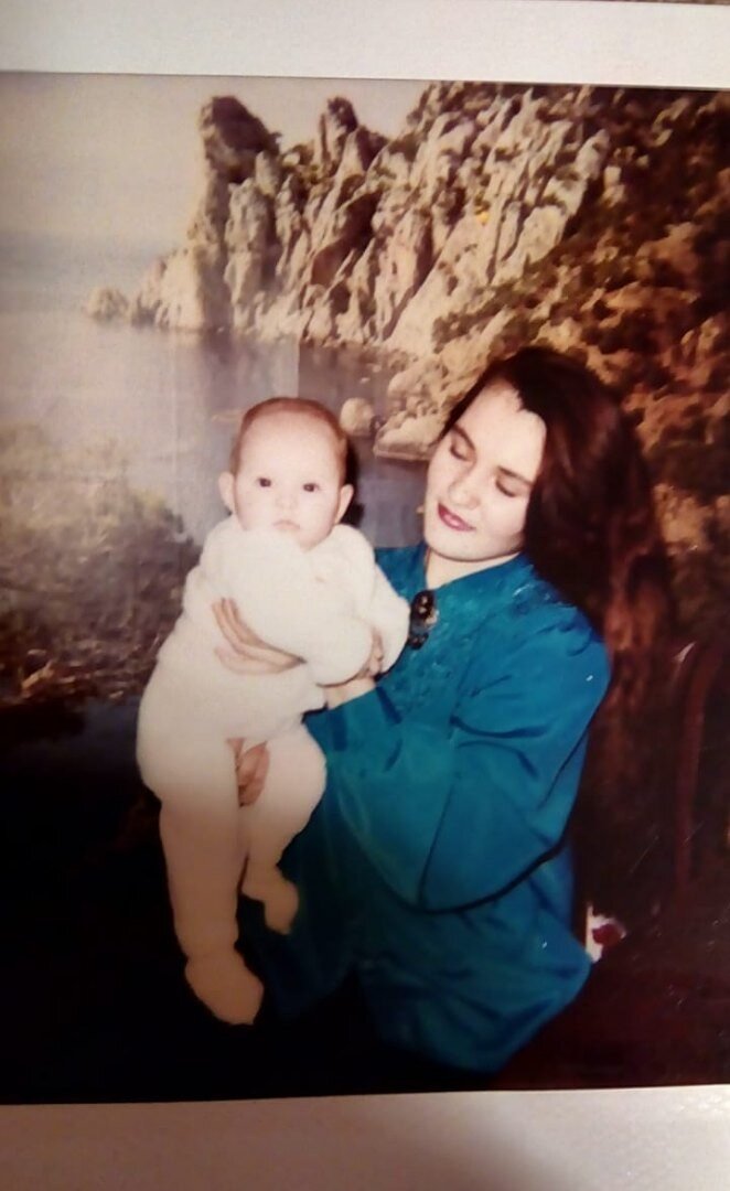 1 фото это я с мамой. 2 фото моя бабушка.