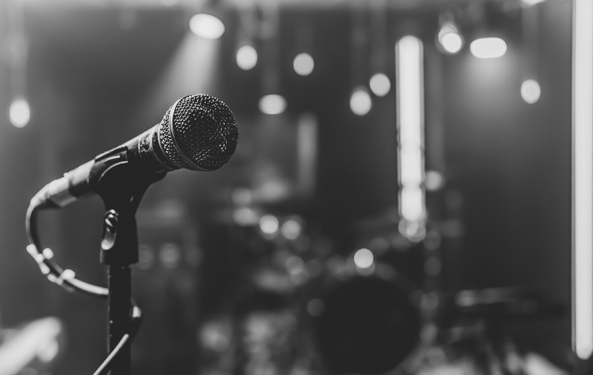 <a href="https://ru.freepik.com/free-photo/close-up-of-a-microphone-on-a-concert-stage-with-beautiful-lighting_14284860.htm#query=%D0%BA%D0%B0%D1%80%D0%B0%D0%BE%D0%BA%D0%B5&position=11&from_view=search&track=sph">Изображение от pvproductions</a> на Freepik