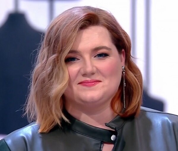 Анастасия после преображения с новым цветом волос и макияжем