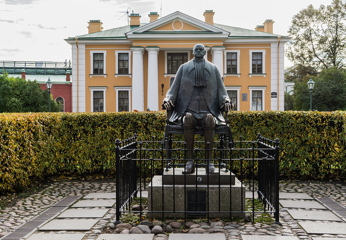 Памятник петру первому в петропавловской крепости фото