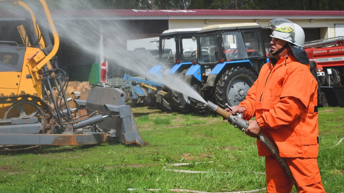     Две машины загорелись во Владивостоке. На место происшествия прибыли сотрудники МЧС России по Приморскому краю.
