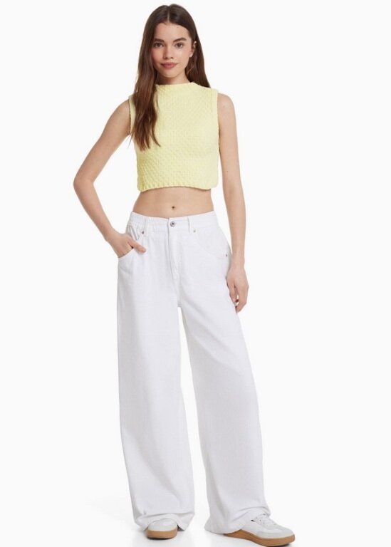 Желтый топ. Фото источник: интернет-магазин bershka.