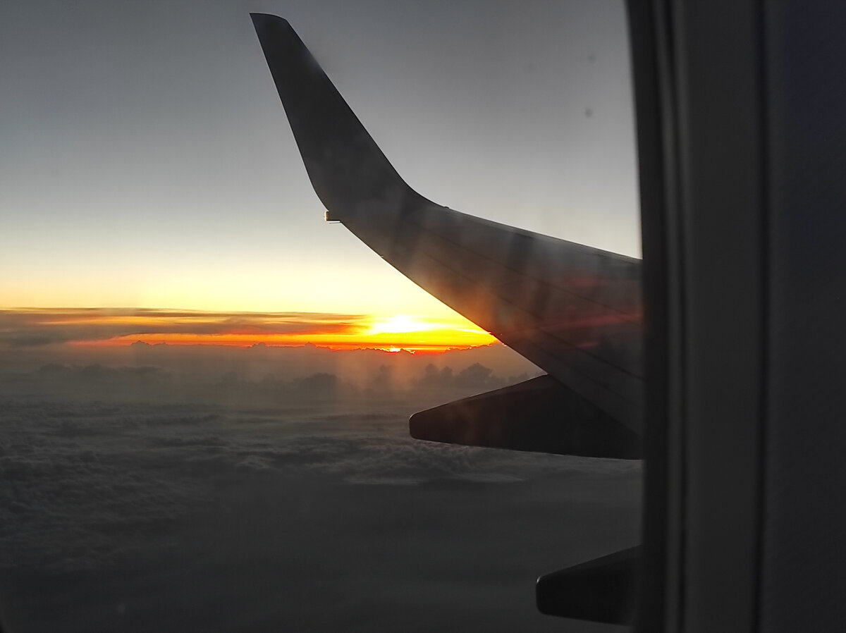 Питерское время 23.40. А мы встречаем рассвет! Местное время 3.40