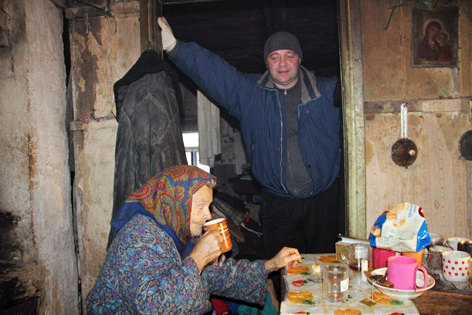 Я уже не буду искать фото в своем архиве, но домик у моей бабушки Маши выглядел примерно так. Источник фото: https://os.colta.ru/m/photo/2012/04/18/05.jpg