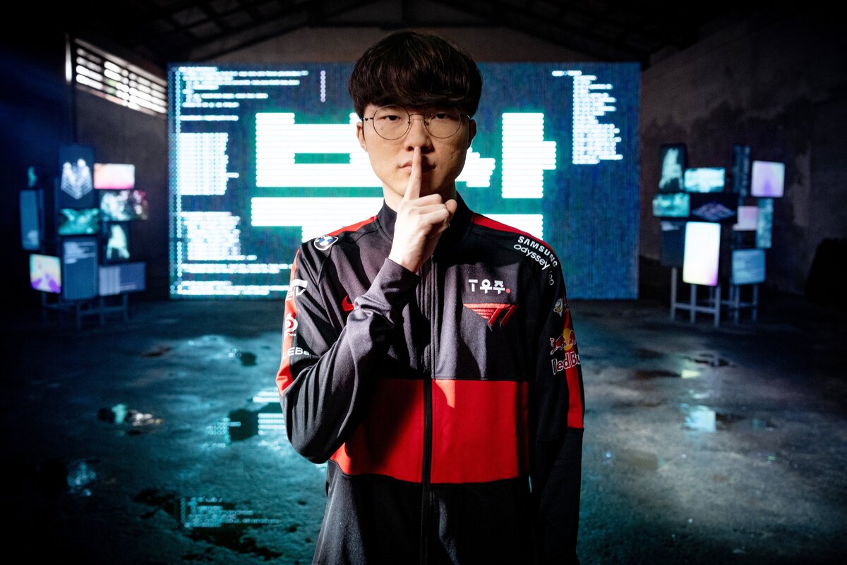 Lee "Faker" Sang-hyeok - League of Legends: Он известен своими выдающимися игровыми навыками и является одним из наиболее успешных игроков в истории League of Legends. Он заработал множество призовых денег и спонсорских контрактов.