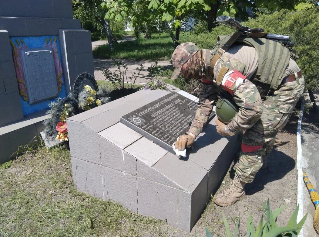 Воины ЗВО приводят в порядок воинские захоронения