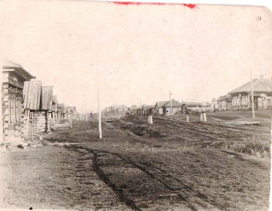 Фото из открытых источников. Улица Советская от моста через р. Муртушку 1940-50е годы.