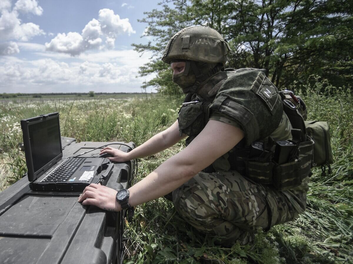    Военнослужащий ВС РФ управляет беспилотным летательным аппаратом (БПЛА) "Орлан-30" в южном секторе специальной военной операции© РИА Новости / Константин Михальчевский