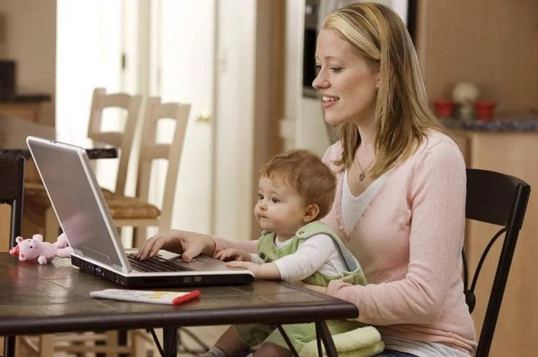 Мам интернет есть. Женщина с ребенком за компьютером. Мама в декрете. Деловая мама. Бизнес мама.