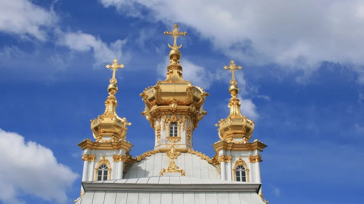 Каждый верующий человек может обратиться со светлой молитвой к святым. Фото: Pxfuel.com