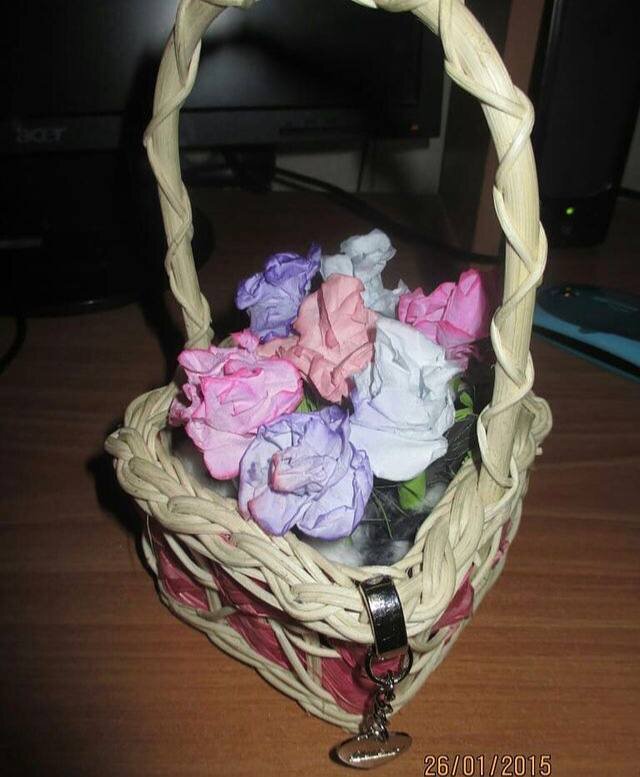 Розы из салфеток для рук. Да и из этого можно сделать красоту.