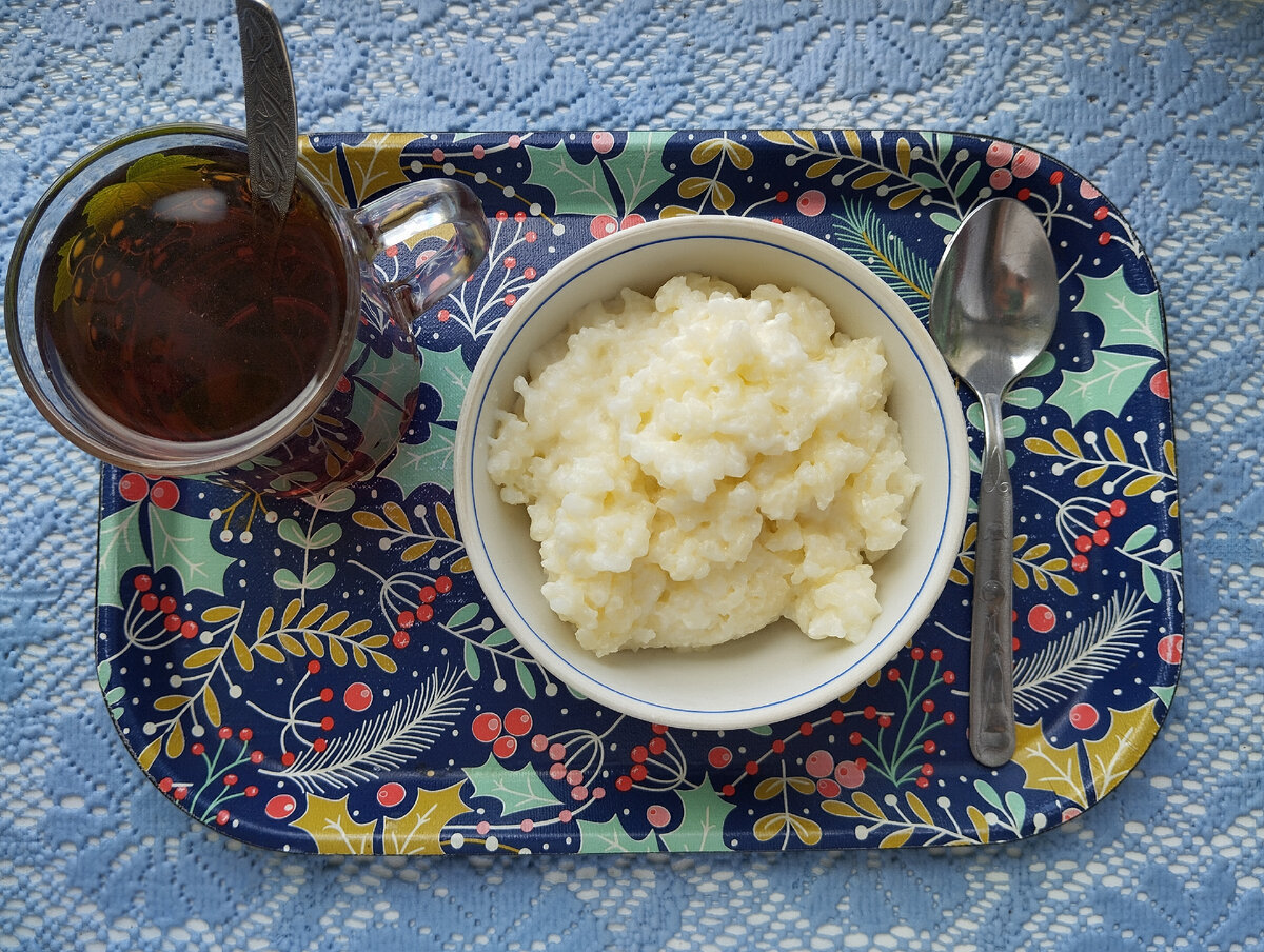 Каша рисовая на завтрак. Тарелка для дочки