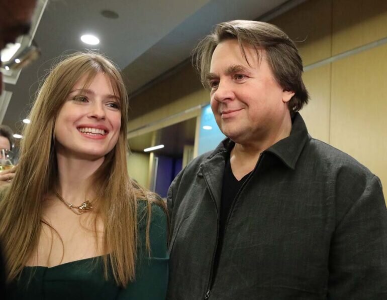    Константин Эрнст с супругой. Фото: news.myseldon.com