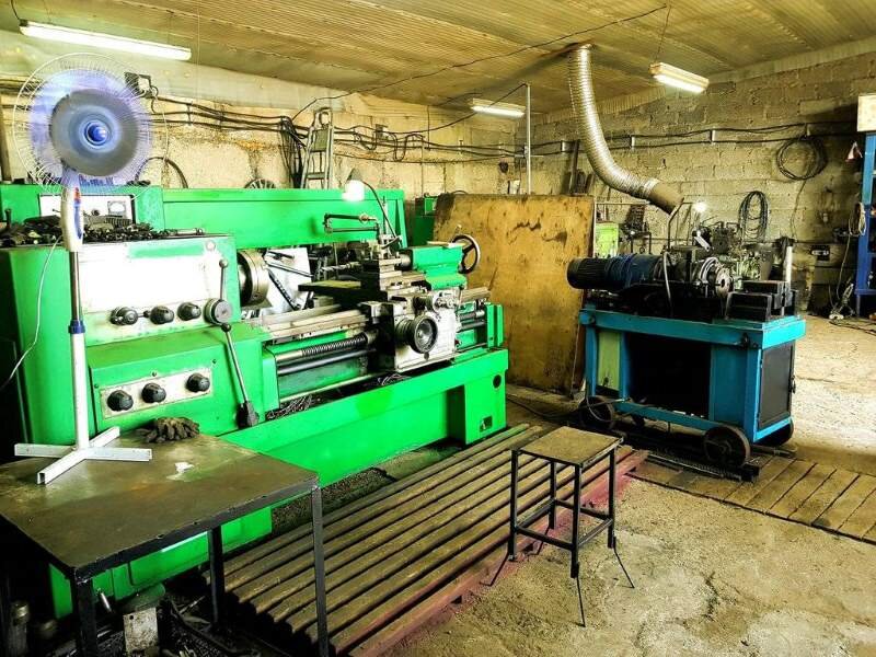 Токарный станок в цехе