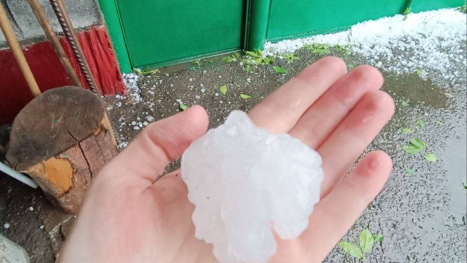     Град невиданного размера прошел в Архонская в Северной Осетии. Кадры с гигантскими градинами появились в соцсетях.