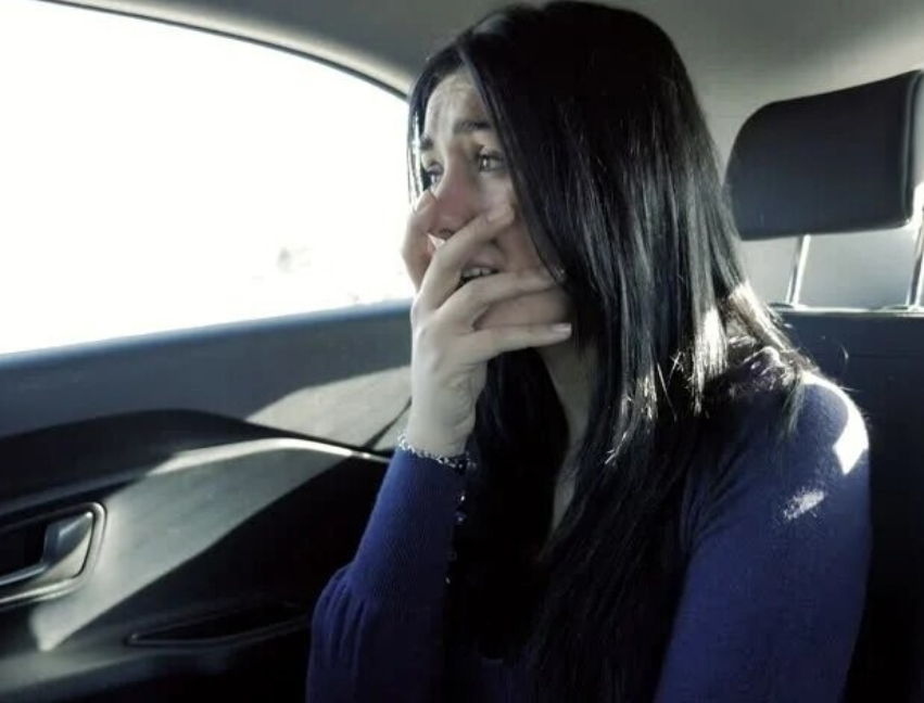 Заплаканная девушка в машине. Грустная девушка в такси. Девушка плачет в такси. Девушка грустит в машине. Таксист подвез девушку
