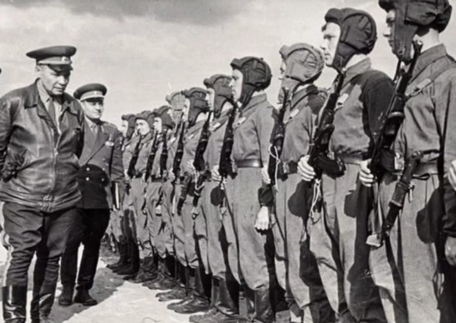 Генерал армии В. Маргелов в одной из частей ВДВ