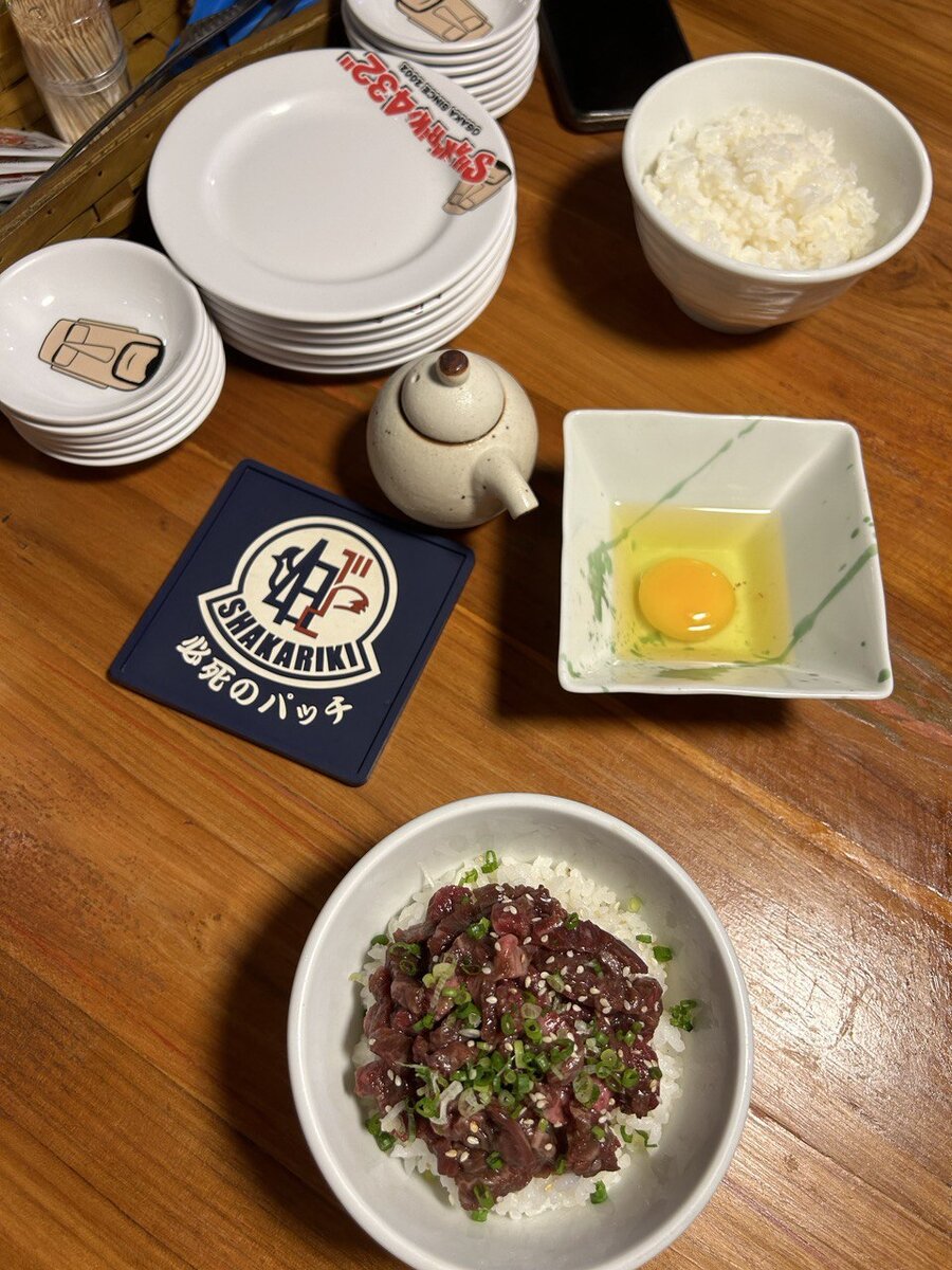 Тартар и сырое яйцо.