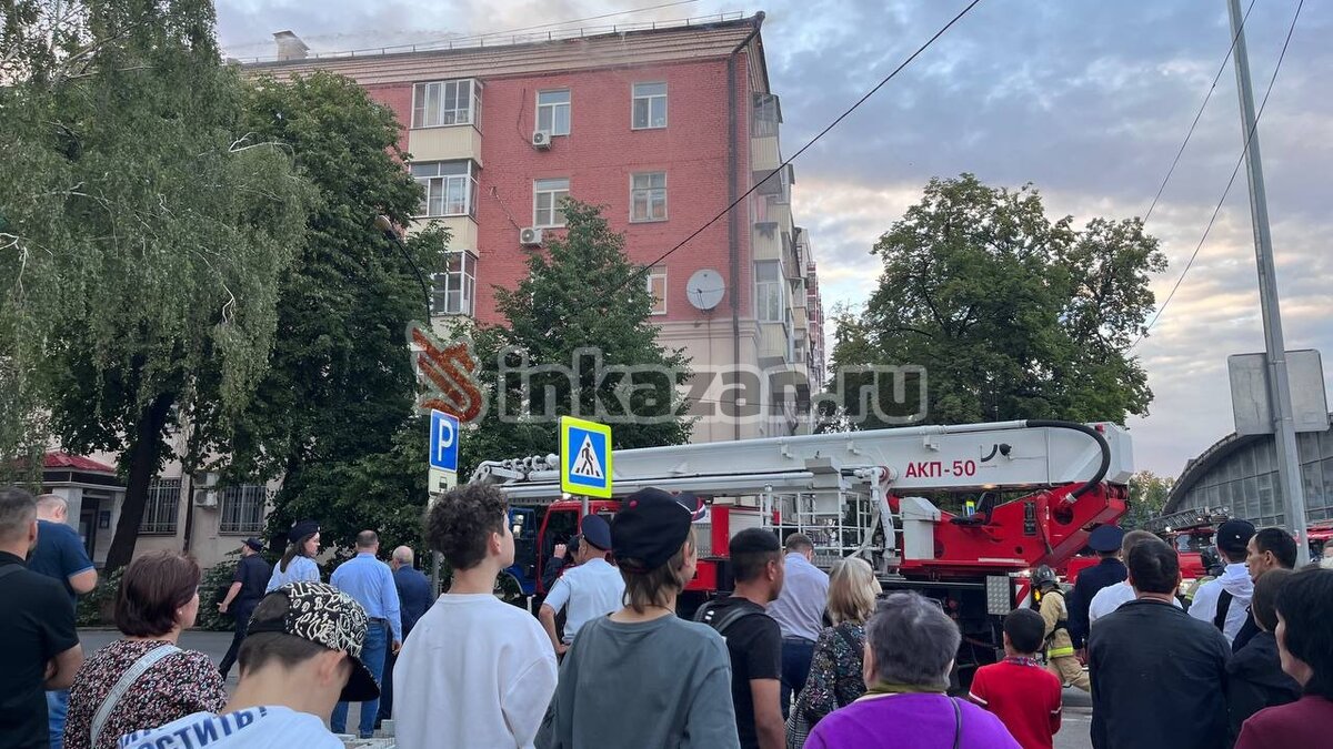     В доме №8/2 по улице Чехова в Вахитовском районе Казани, где на крыше произошел крупный пожар, загорелся магазин на первом этаже. На это обратил внимание корреспондент Inkazan.