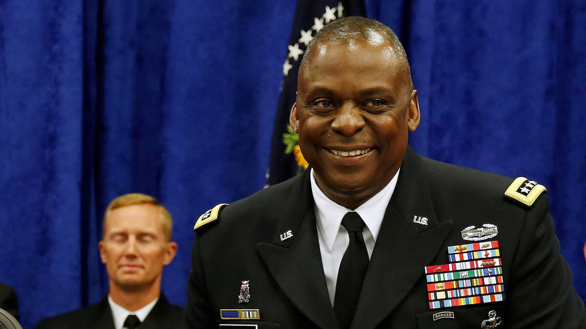    FILE PHOTO: U.S. President Barack Obama sits next to Commander of Central Command Gen. Lloyd Austin III during a briefing from top military leaders while at U.S. Central Command at MacDill Air Force Base in Tampa, Florida, September 17, 2014. REUTERS/Larry Downing/File Photo editor