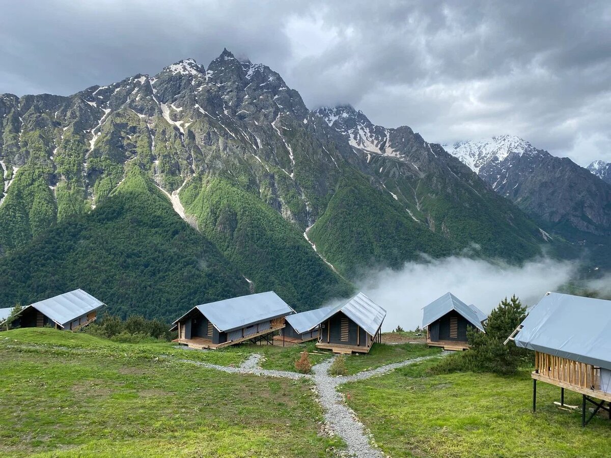 Базы горы осетии. Chillawi Camp Осетия. Горы Осетии. Дом в горах Осетии. Отели в горах Осетии.