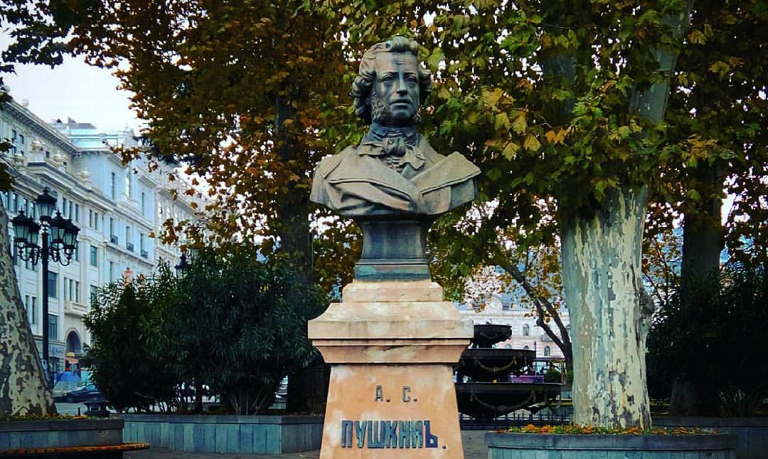 Пушкин тбилиси. Памятник пушкину (тбилиси) памятники тбилиси. пушкинский сквер (тбилиси). памятник бюст в тбилиси пушкину. пушкин в тифлисе (тбилиси).