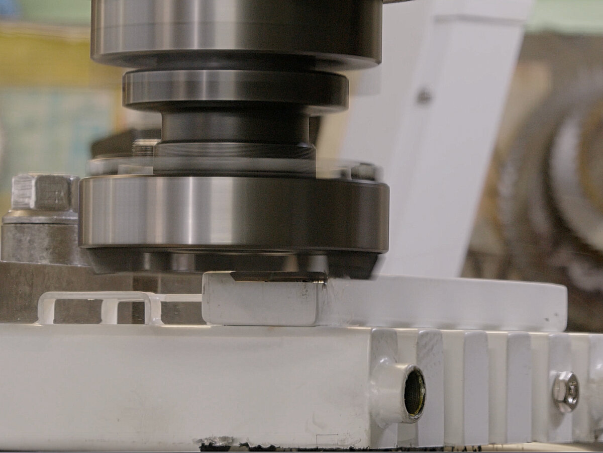 Процесс распила радиатора на станке 